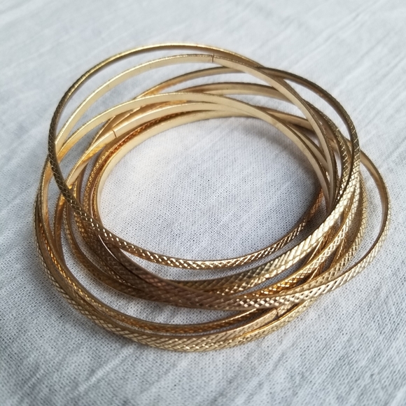 💥 Gold Tone Bangle Bracelet Stack, connected - Picture 2 of 2